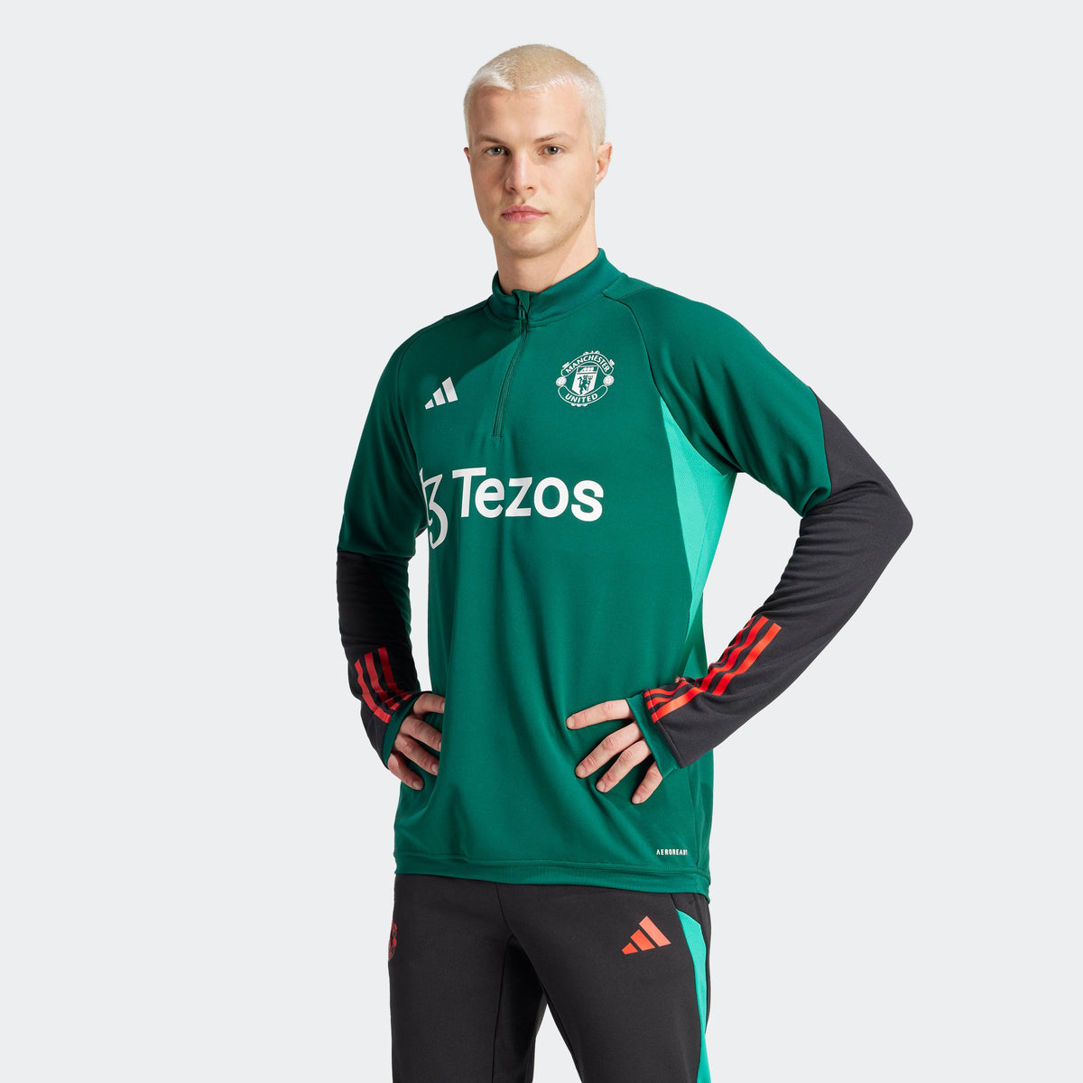 IQ1523_3_APPAREL_On_Model_Stan