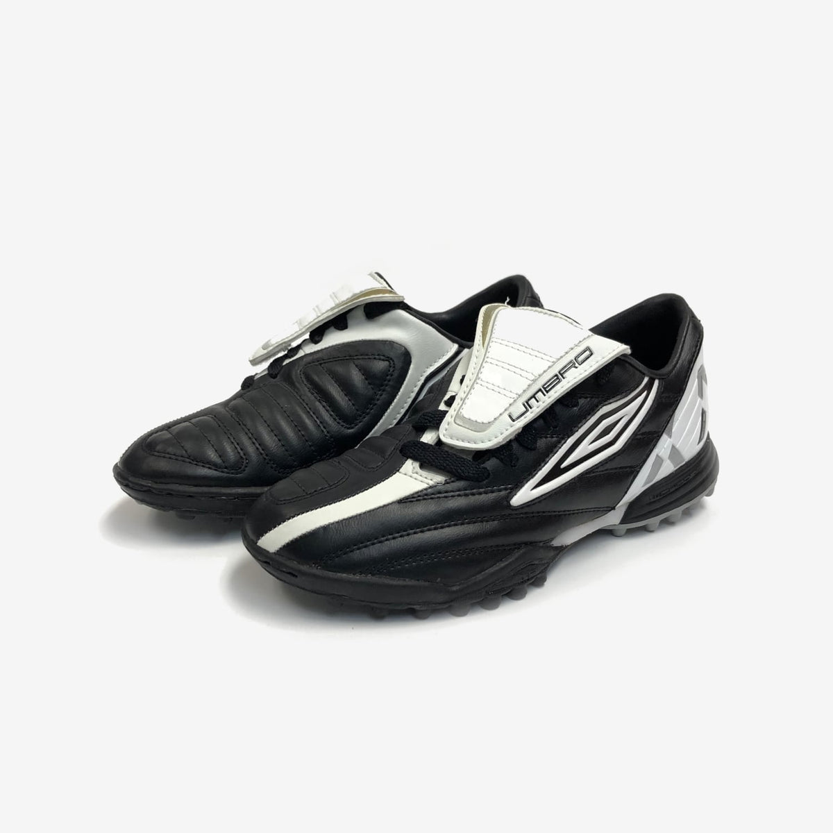 【UMBRO】 ★ TREBLE XAI SD ★ BLACK & WHITE Umbro XAI V League Jr Turf